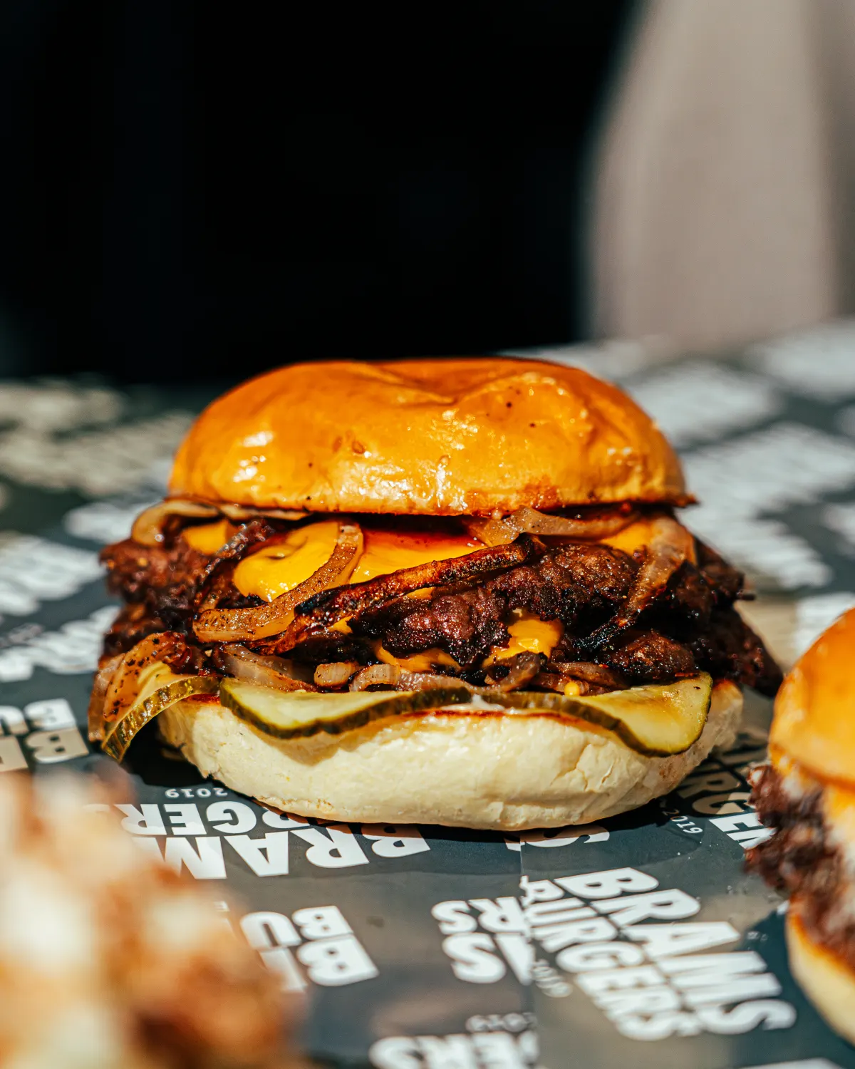 Smashburgare från Brams med krispig stekt köttkant, smält cheddar och stekt lök på briochebröd